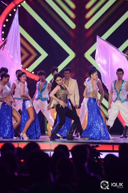 Tamannaah-Dance-Performance-at-IIFA-Utsavam-2016